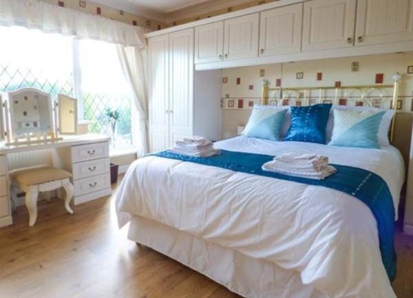 Double bedroom with bed and dressing table.
