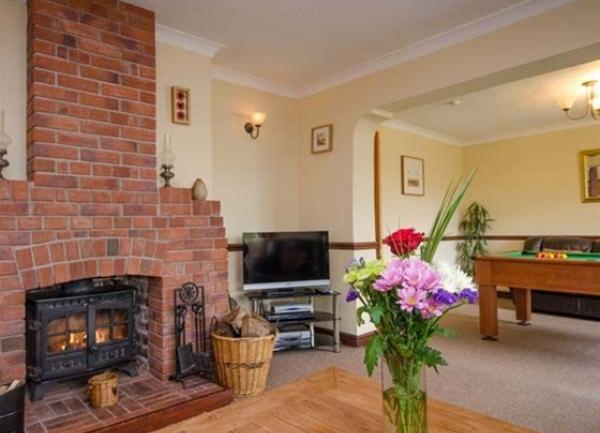 Lounge orner with fireplace, TV and pool table