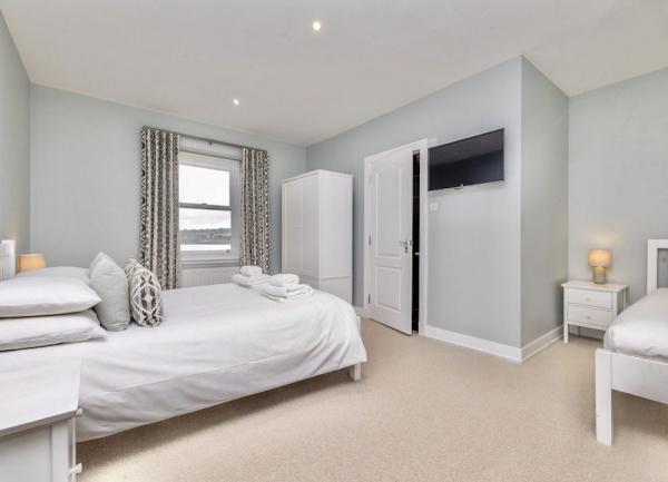 Twin bedroom with ensuite