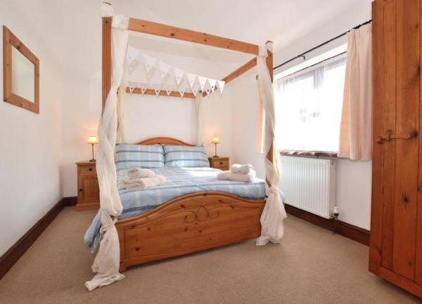 A double bedroom with a 4-poster bed.