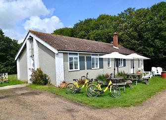 Large holiday bungalow on Ocea Island with picnic tables. Sleeps 8. Pets welcome.