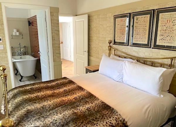 Double bedroom with en-suite bathroom.