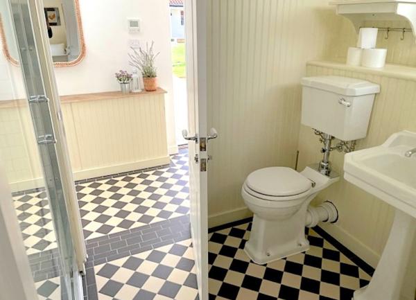 Bathroom with shower, washbasin and WC.