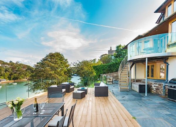 3 decks and terraces all with seating overlook the Noss Mayo waterside.