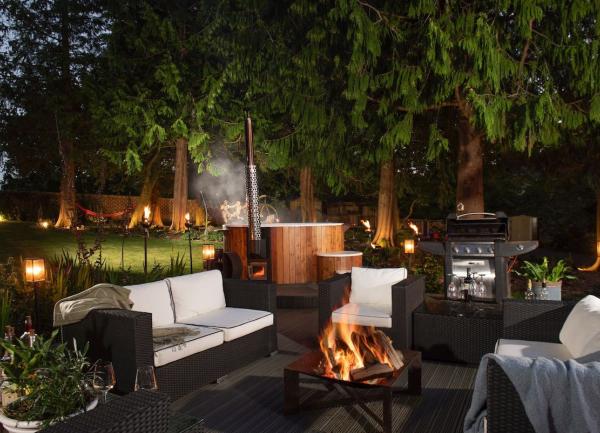 Woolbrook Reservoir, tree-shaded terrace with a fire-pit, bbq and soft-cushioned outdoor eating.