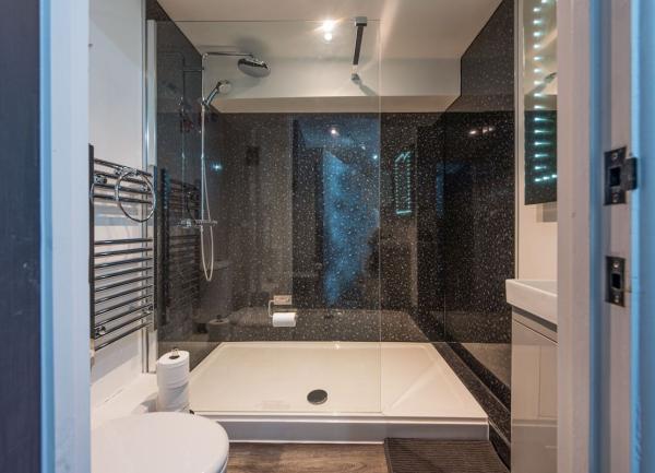 Bathroom with walk-in shower, heated towel rails, WC and washbasin