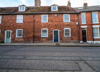 Q double-fronted, redbrick terraced holiday cottage in Wareham.