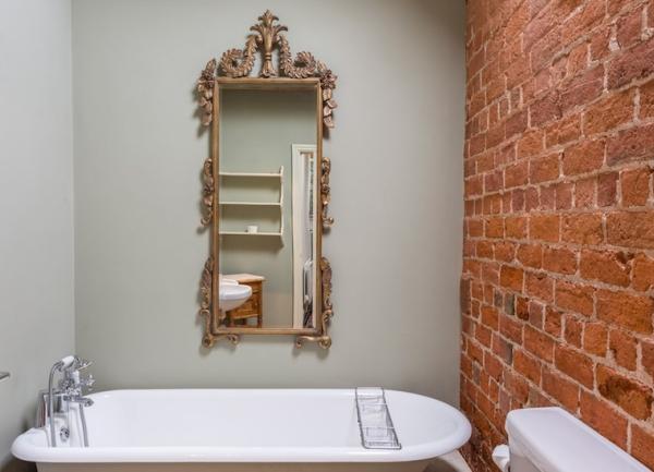 Bathroom with a bath and WC.