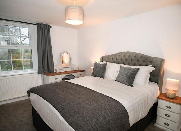 Double bed with bedside cabinets and table lamps.