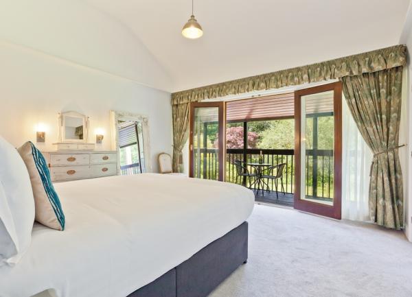 Double bedroom with and a balcony .