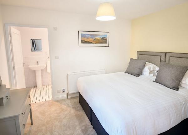Double bedroom with a bed and dressing table.