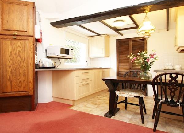 Kitchen diner with tablke and worktops.
