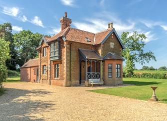 A spacious,brick-built 3-storey holiday cottage in the Lincolnshire countryside near Kings Lynn. A large drive and lawned gardens surround the house.