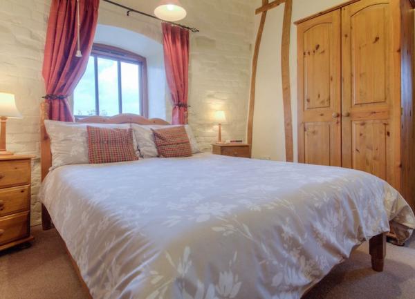 Double bedroon weith bed, wardrobe and bedside cabinets.