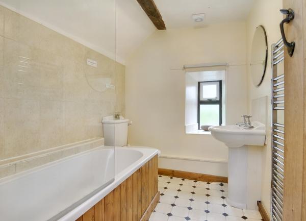 Bathroom with bath, washbasin and WC.