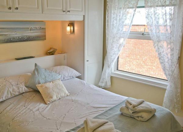 A double bedroom with fitted cupboards.