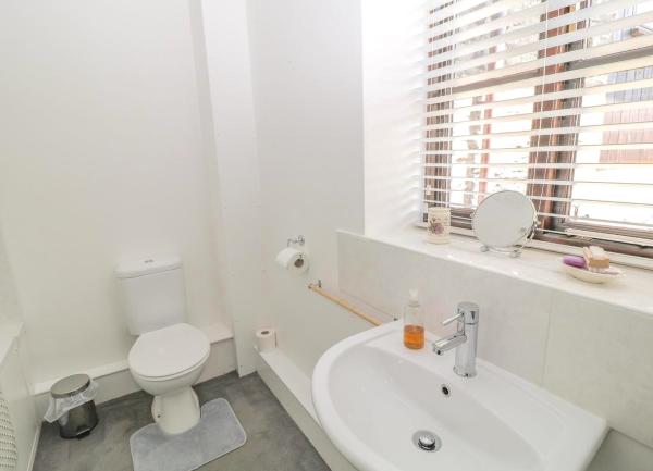Bathroom with bath/shower, washbasin and WC.