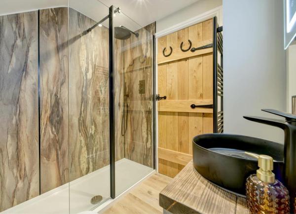 Bathroom with shower and washbasin.