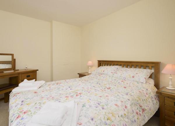 Double bedroom with bedside cabinets and dressing table.