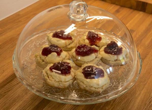 Stones with jam and cream in a cake dish.