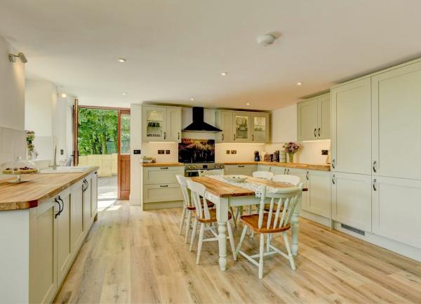 Luxury fitted cottage kitchen with breakfast table. and integrated appliances.