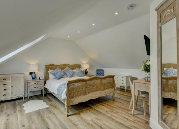 Double bedroom with chest-of-drawers.