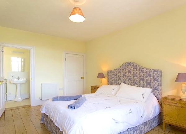 Double bedroom with bed, bedside cabinets andtowel sets.
