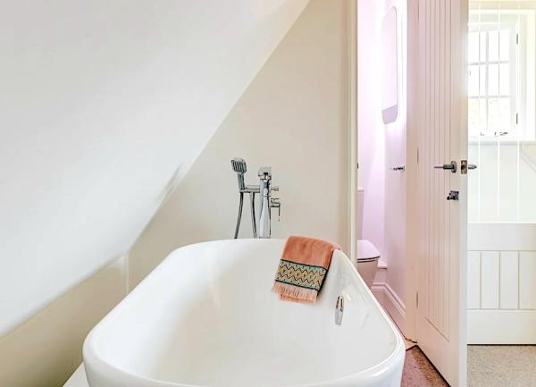 Contemporary-style bath.