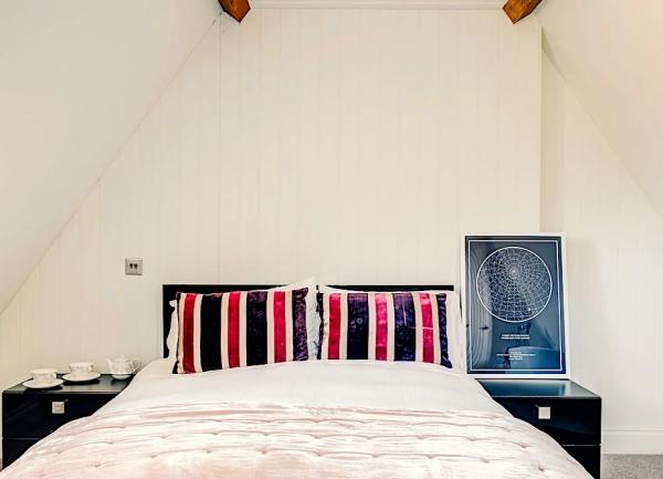 Doub le bedroom with bed and bedside cabinets.