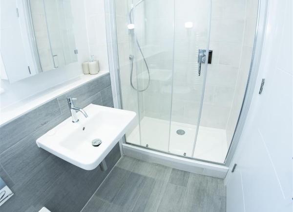 Bathroom with shower, wash basin and WC.