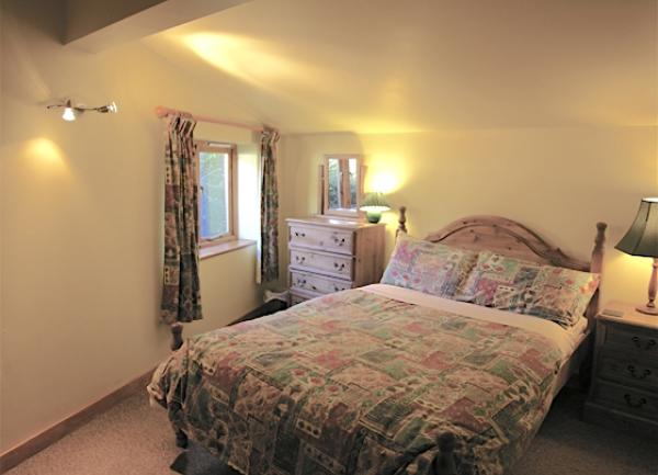 Double bedroom with bedside cabinets and lamps.