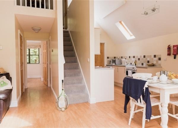 Kitchen units and diner with table for 4.