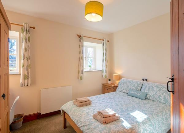 Double bedroom with bed and twin towel sets.