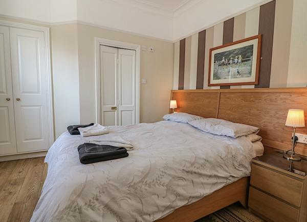 Douible bedroom with twin bedside cabinets with table lamps.