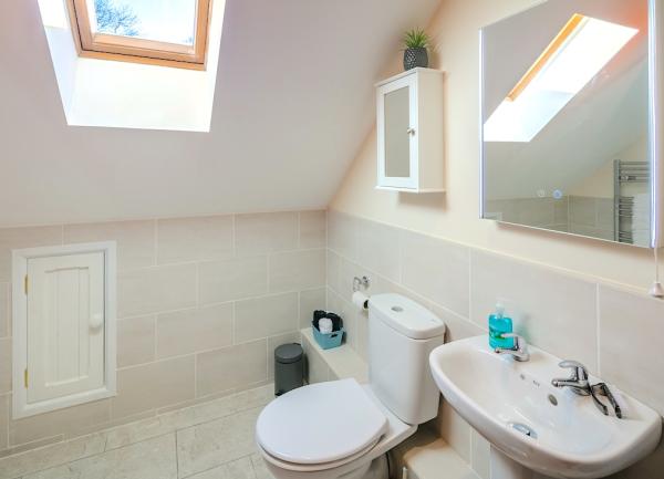Bathroom with washbasin and WC.
