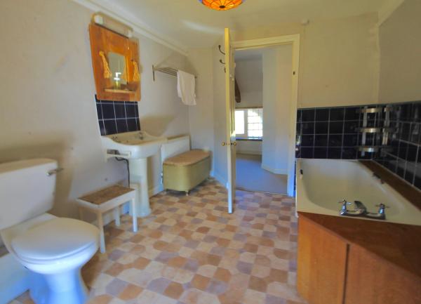 Bathroom with bath, washbasin and toilet.