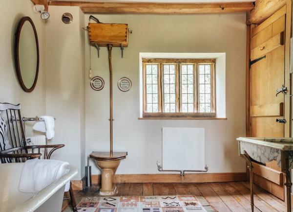 Bathroom with bath, toilet and washbasin.