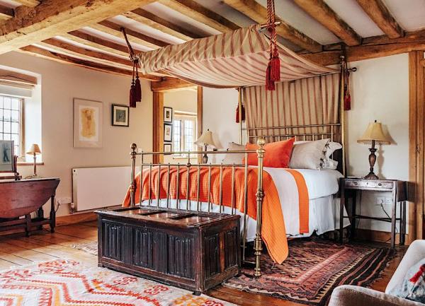4 poster double bed beneath an oak-beamed ceiling.