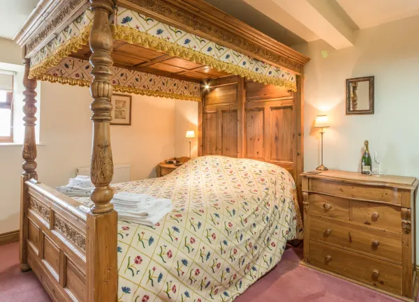 Double bedroom with 4-poster bed.