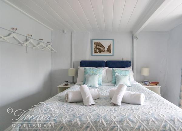 Double bedroom with twin bedside cabinets and table lamps.