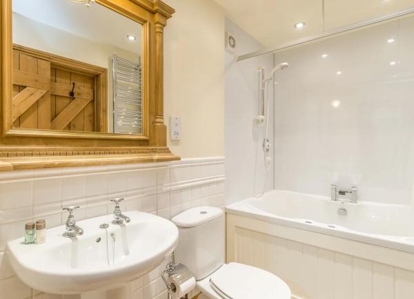 Bathroom with bath/shower, washbasin and toilet
