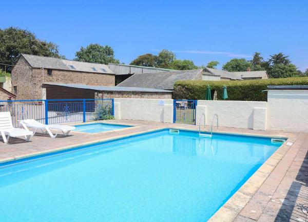 Outdoor swimming. pool with sun loungers.