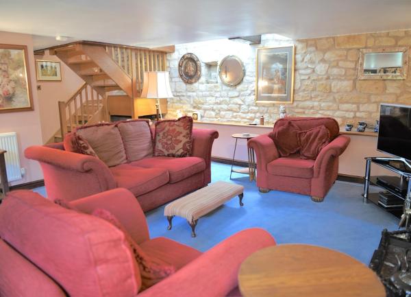 Lounge with sofa and 2 armchairs.