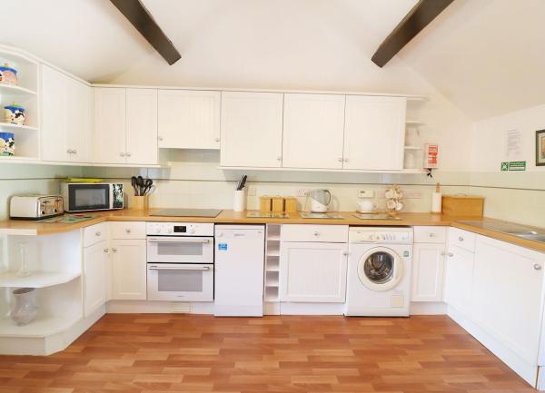 A well-equipped kitchen with integrated units.
