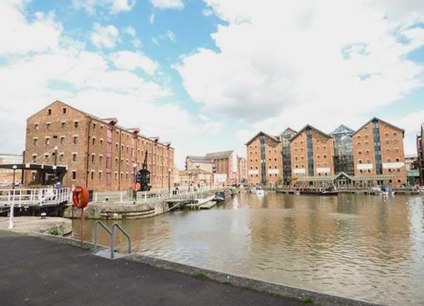 6 storey canal-dock wharehouses converted a flat overlook a dock.