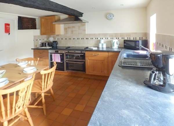 A kitchen with fitted units on 2 walls.