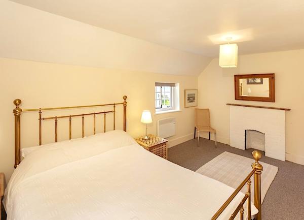 Double bedroom with a brass bed with twin bedside cabinets and table lights.