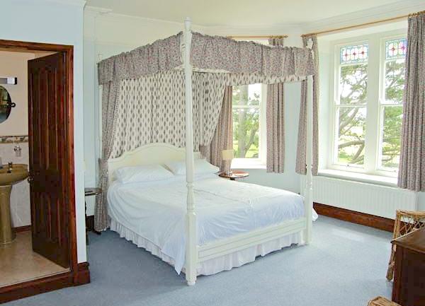 Double bedroom with 4-poster band and ensuite bathroom.