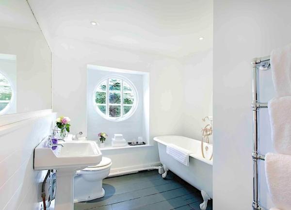 Bathroom with a bath, toilet and washbasin.