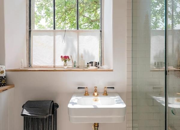 Bathroom with a shower and washbasin.